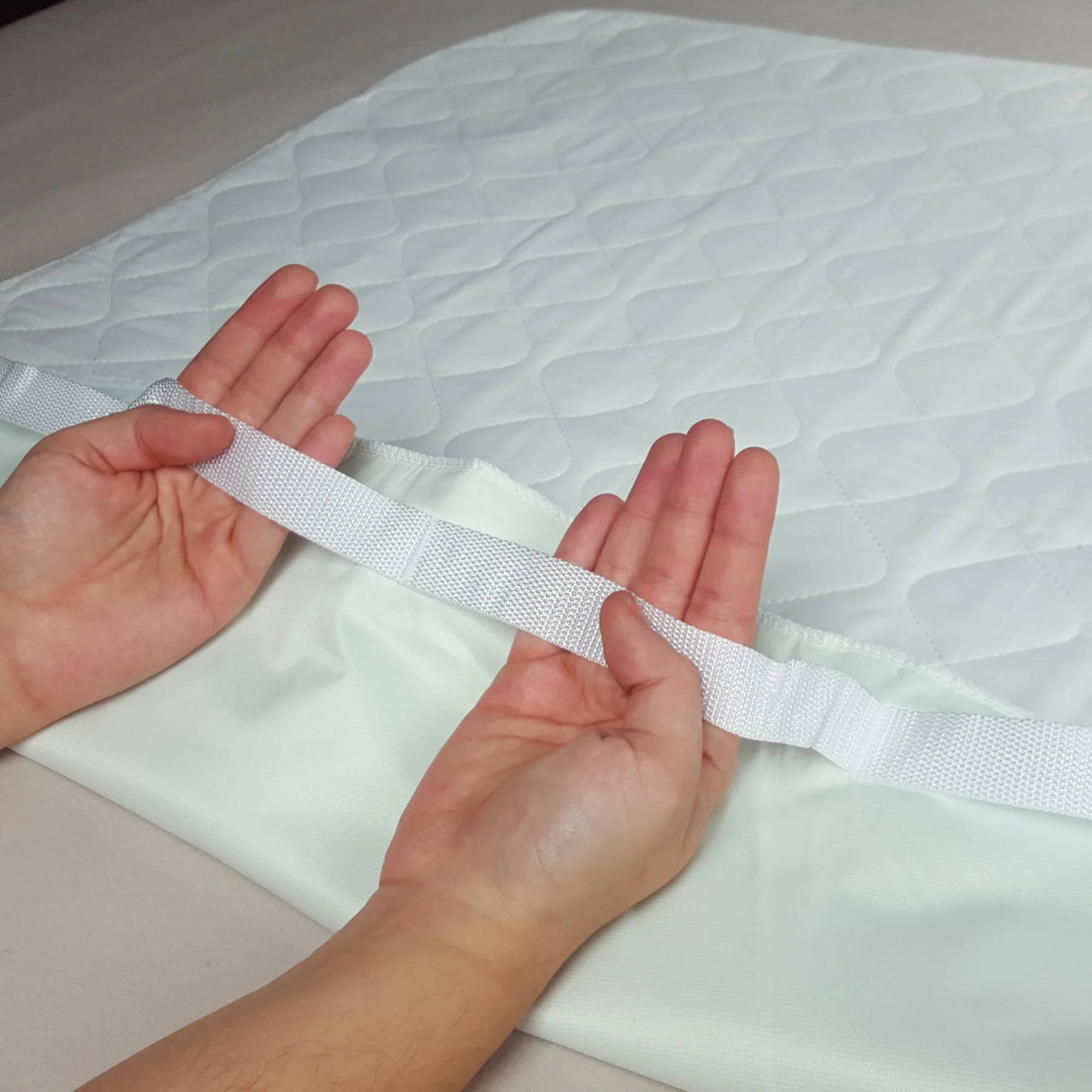 Priva Ultra Sheet Protector With Handles - Image 2
